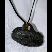 Amulette en pierre montée en collier